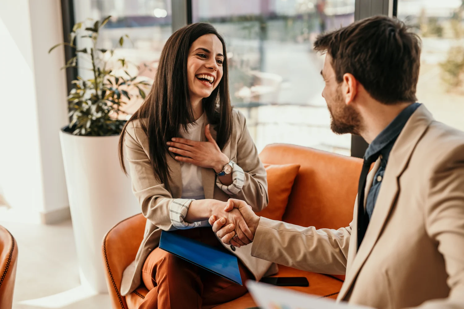 Conversa profissional em um ambiente acolhedor